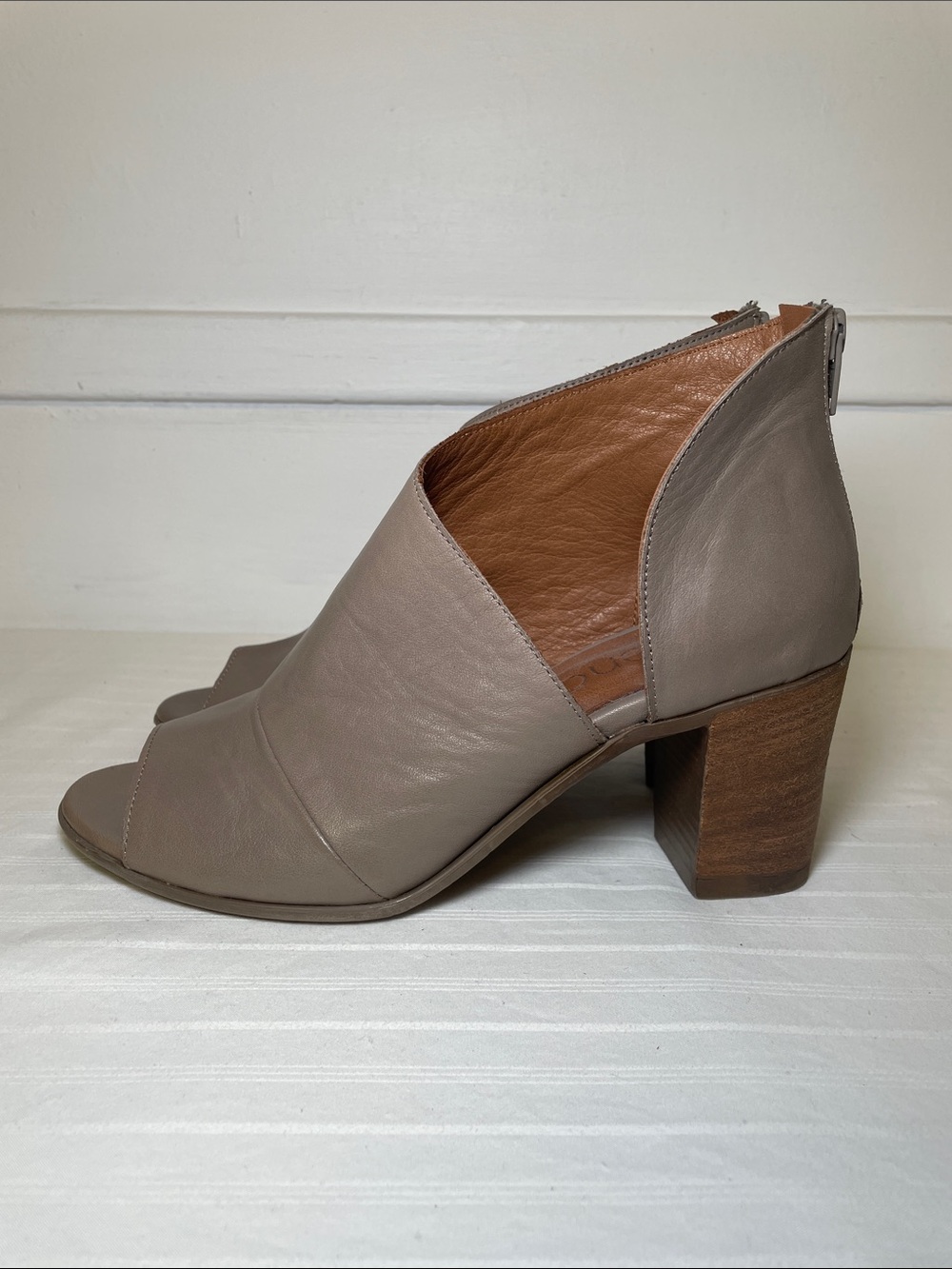 Bueno Usher Asymmetric stacked heel leather peep toe shoes women’s size 7.5-8 - Picture 2 of 16